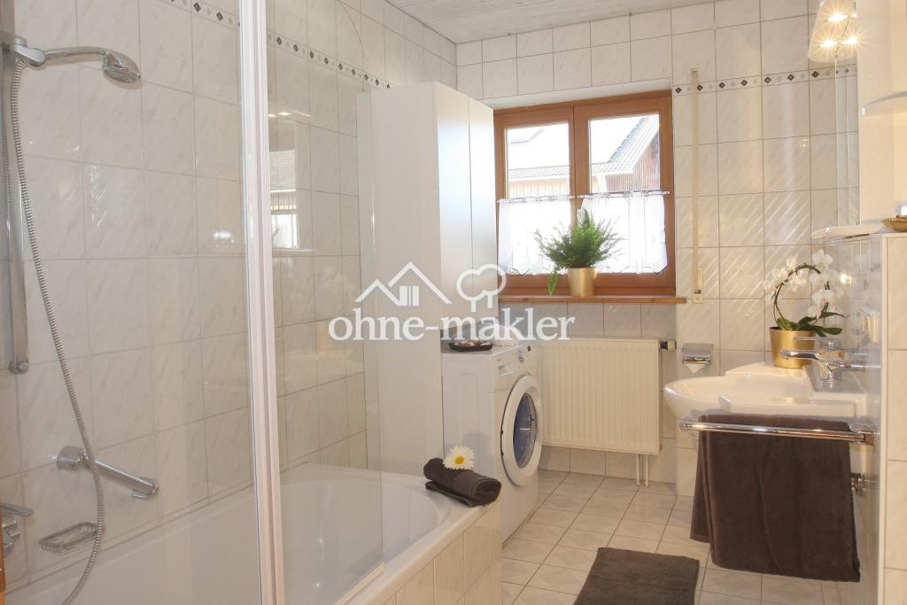 Bad: Wanne, Dusche, Rolladen