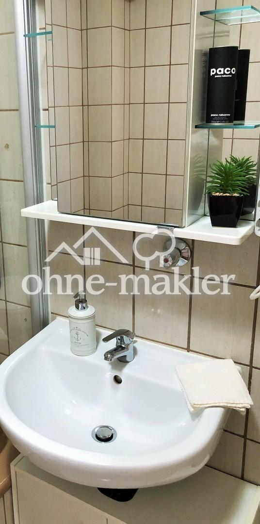 Waschbecken mit Spiegelschrank