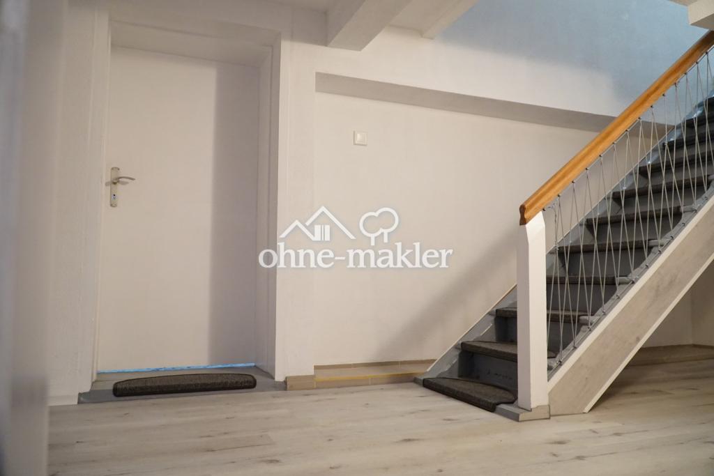 Treppe und Tür richtung Bad