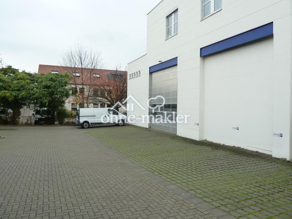 Parkplatz seitlich am Haus