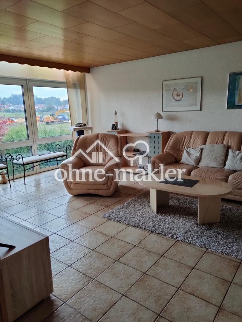 Gepflegte Wohnung im Zweifamilienhaus mit 5 Zimmern sowie Terrasse, Einbauküche und neuem Bad - Photo 2