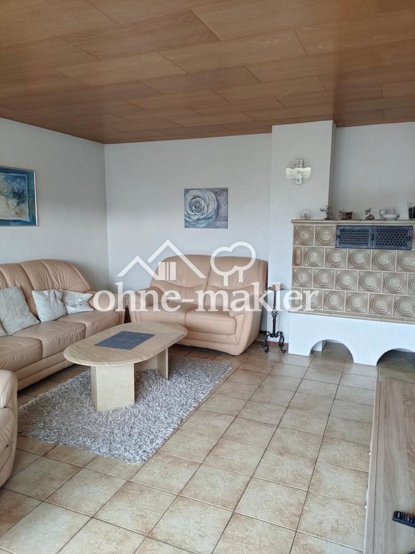 Gepflegte Wohnung im Zweifamilienhaus mit 5 Zimmern sowie Terrasse, Einbauküche und neuem Bad - Photo 3
