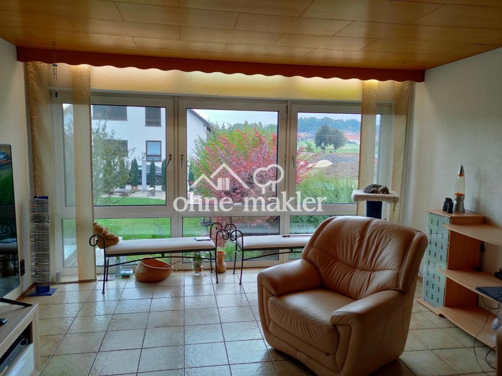 Gepflegte Wohnung im Zweifamilienhaus mit 5 Zimmern sowie Terrasse, Einbauküche und neuem Bad - Photo 1