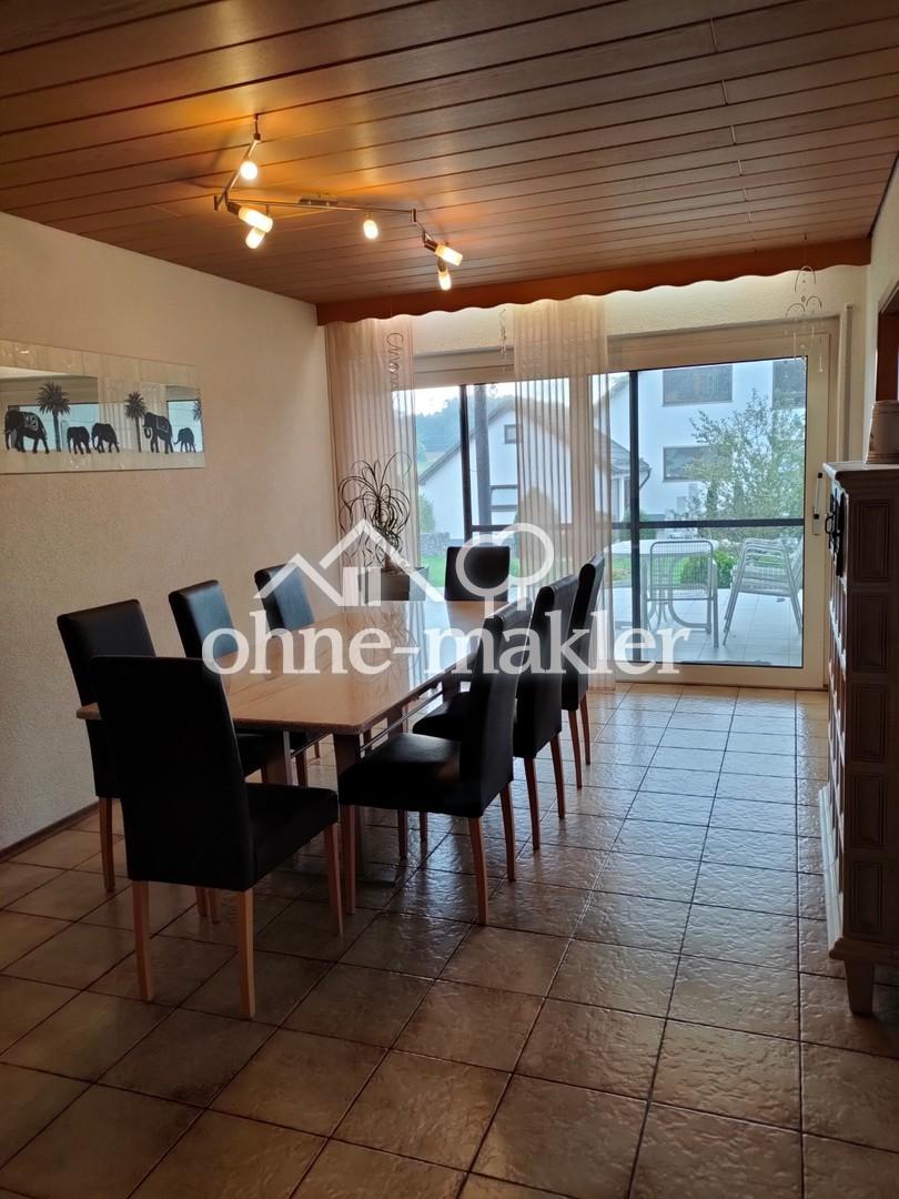 Gepflegte Wohnung im Zweifamilienhaus mit 5 Zimmern sowie Terrasse, Einbauküche und neuem Bad - Photo 5