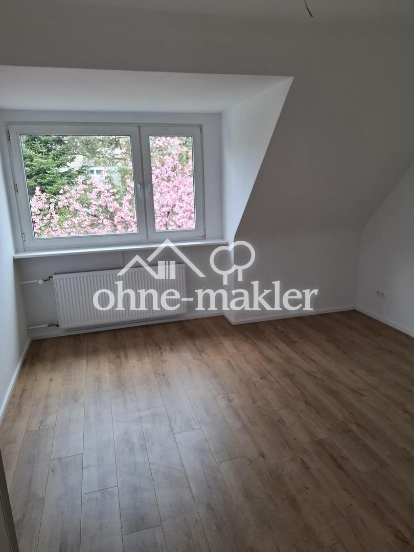 Zentral gelegene, ruhige DG-Wohnung im 6 Familienhaus mit Blick ins Grün - Photo 1