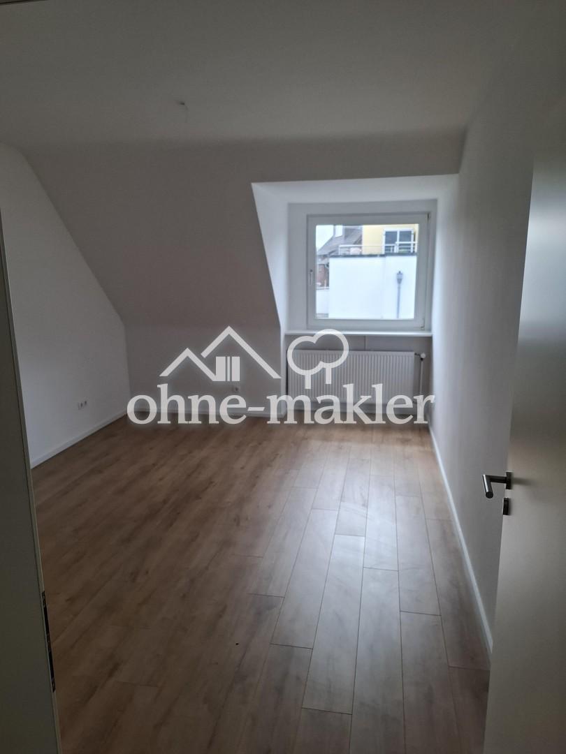 Zentral gelegene, ruhige DG-Wohnung im 6 Familienhaus mit Blick ins Grün - Photo 2