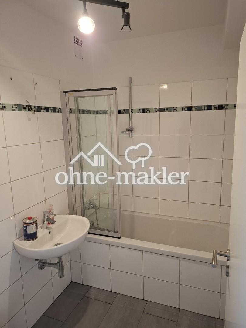 Zentral gelegene, ruhige DG-Wohnung im 6 Familienhaus mit Blick ins Grün - Photo 3