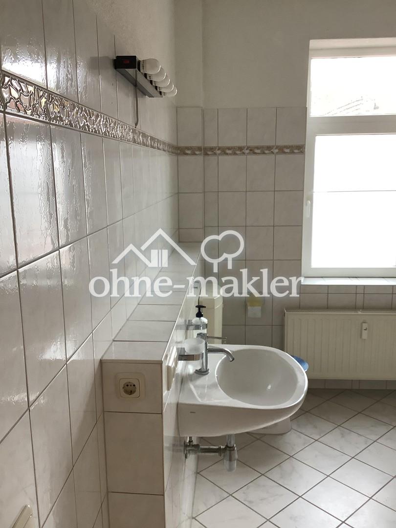 Bad mit Badewanne + Dusche