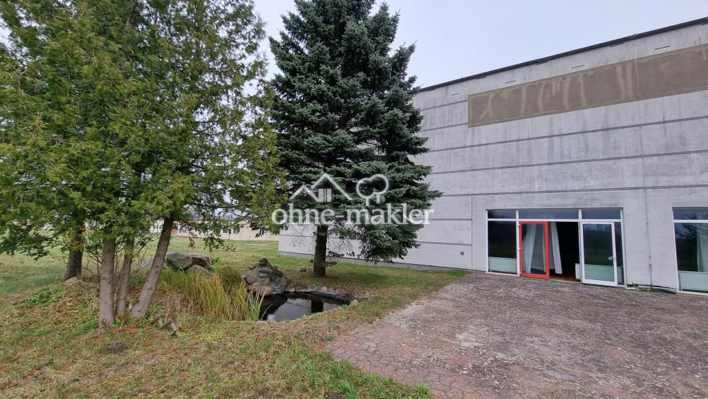 Theater_Aussenbereich_Teich