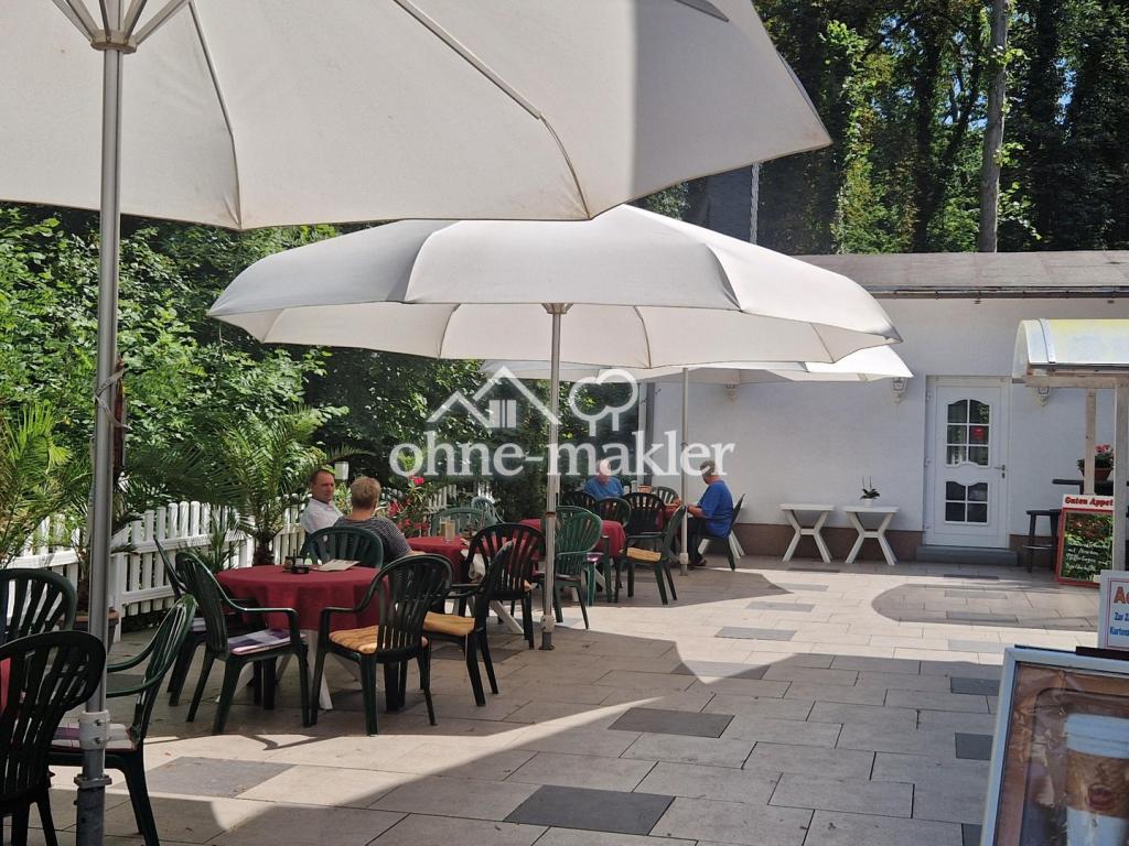 Terrasse mit drei Großschirmen