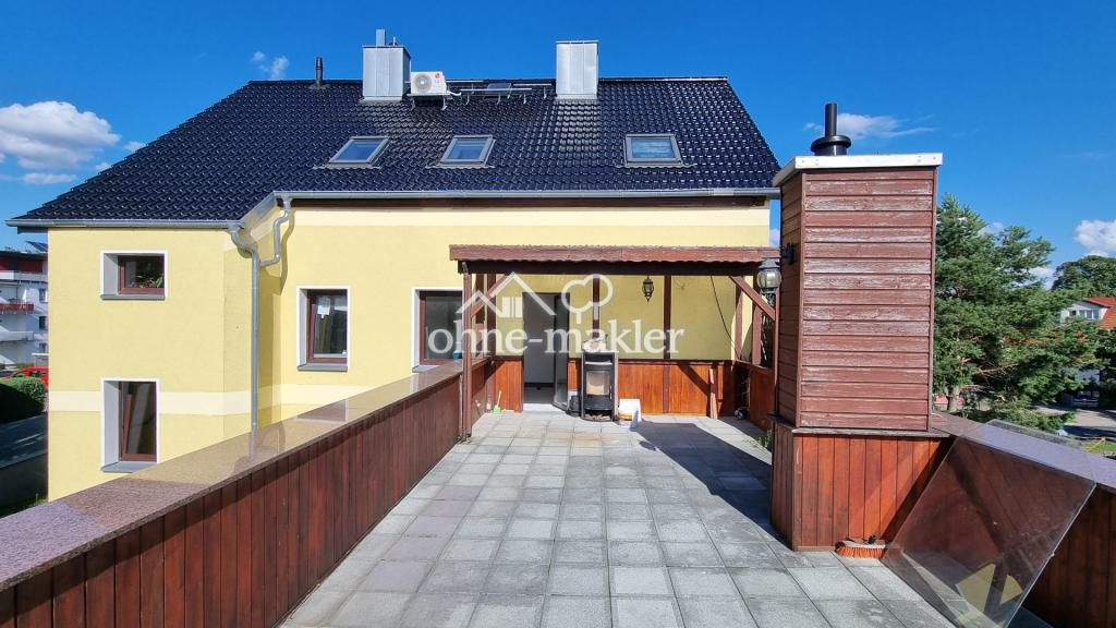 Terrasse und Mehrfamilienhaus