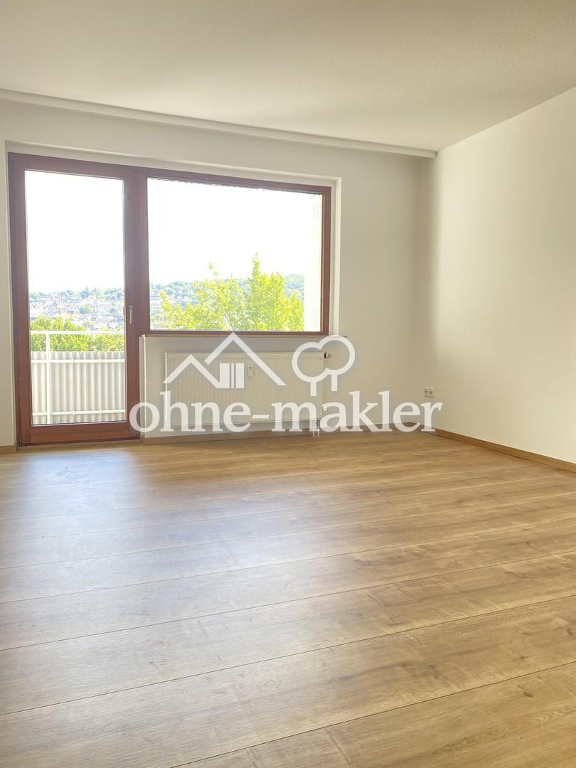 Wohnzimmer mit Zugang Balkon