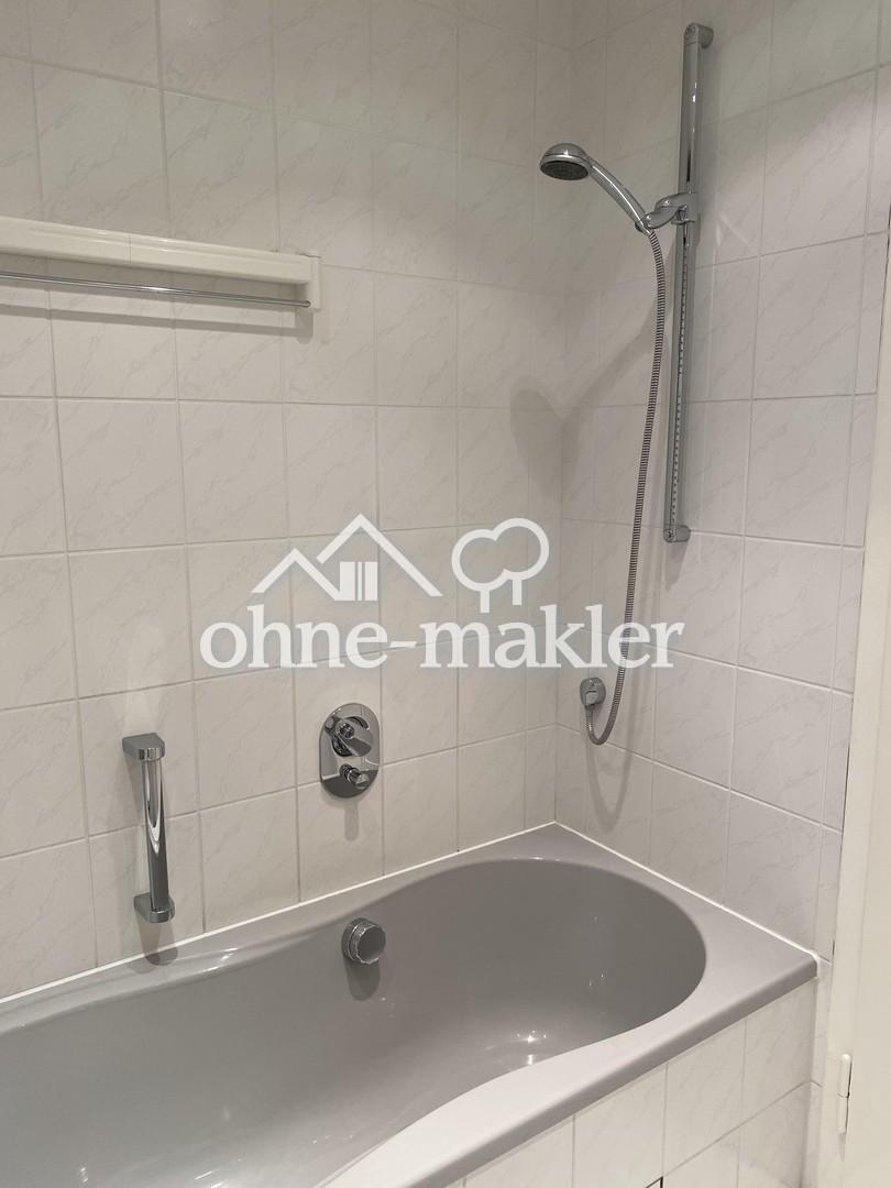 Badewanne mit Duschbereich