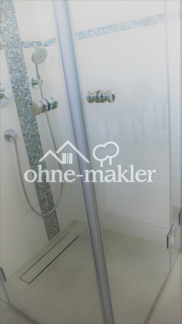 Dusche, Glastür geschlossen