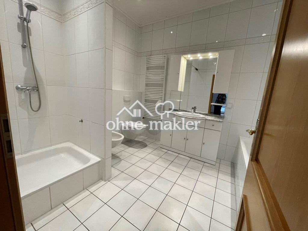 1. Bad mit Dusche u. Wanne