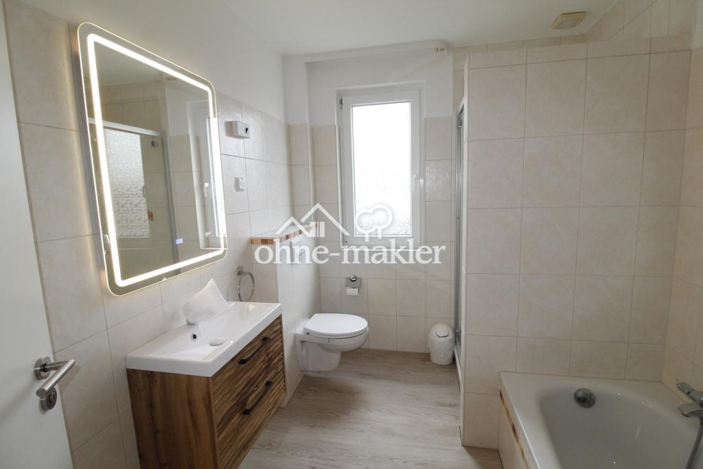 Badezimmer mit Dusche und Wann