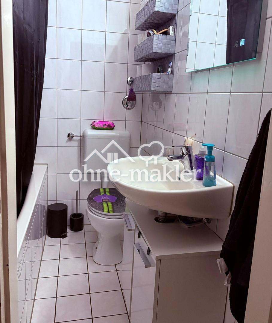 Bad mit Dusch-Badewanne