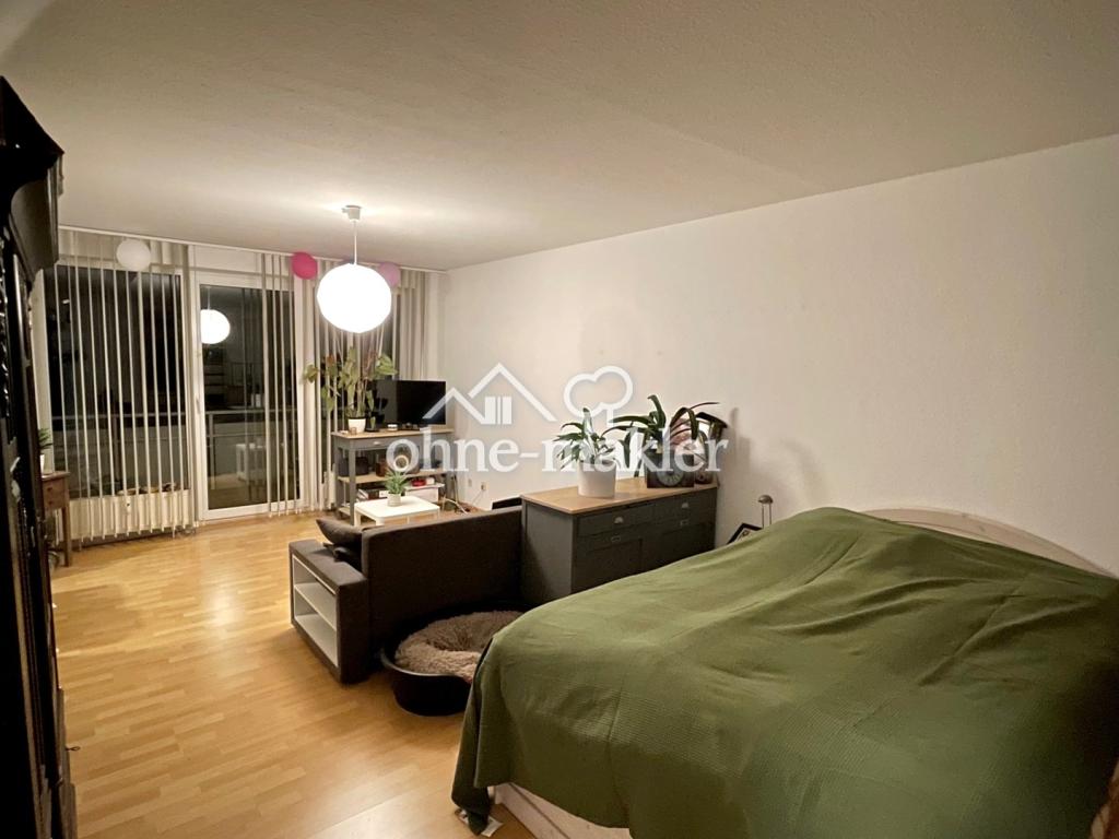 Wohn-Schlafzimmer mit Balkon