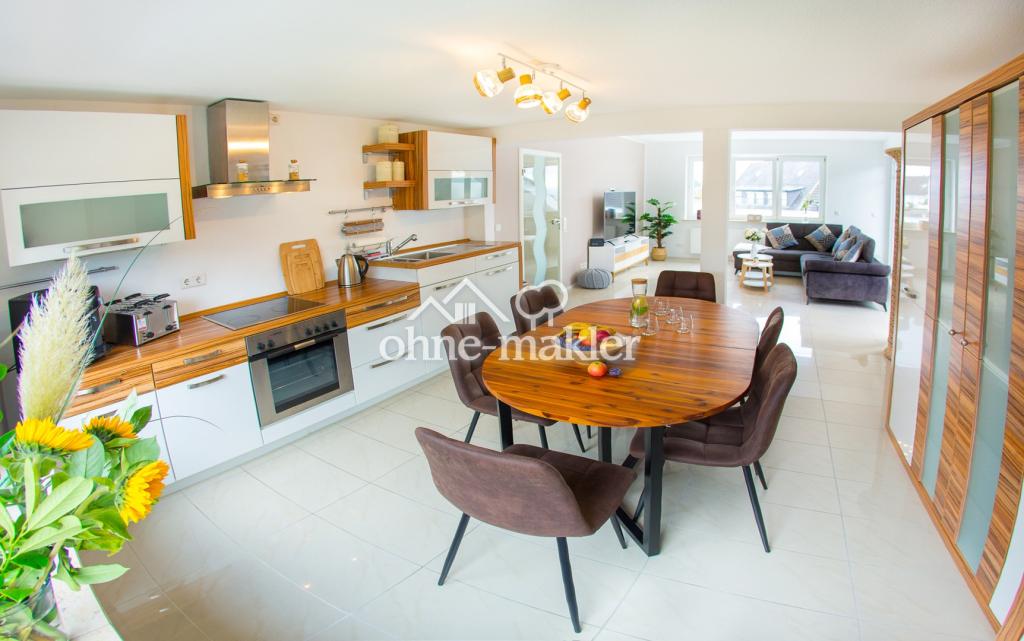Möblierte, helle 4-ZKB mit Balkon. WG möglich - Photo 1