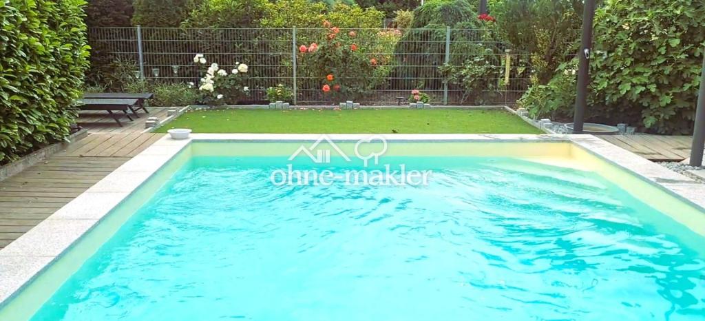 Pool Treppe Rasen