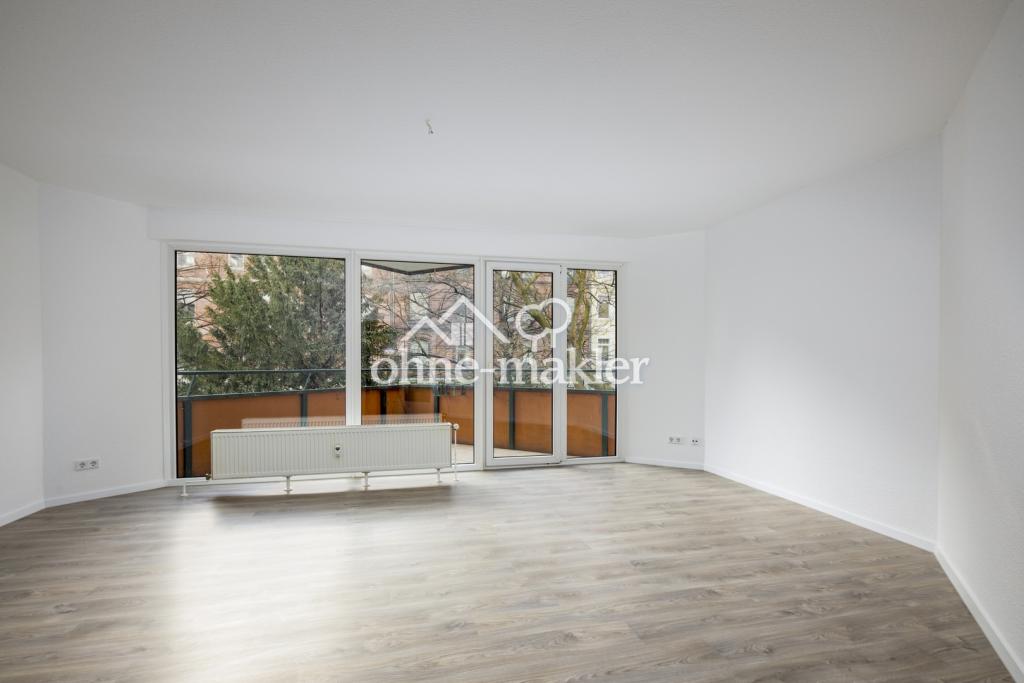 Wohnzimmer mit Balkonzugang