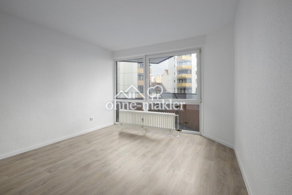 Schlafzimmer zum Balkon