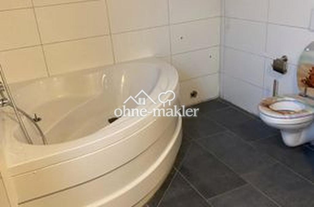 Bad, Dusche mit Toilette