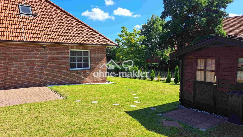 Garten mit Blick auf Schuppen