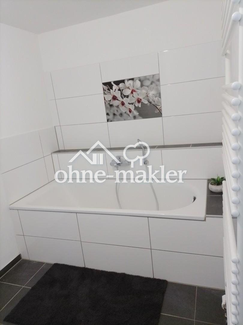 Bad mit Dusche und Badewanne