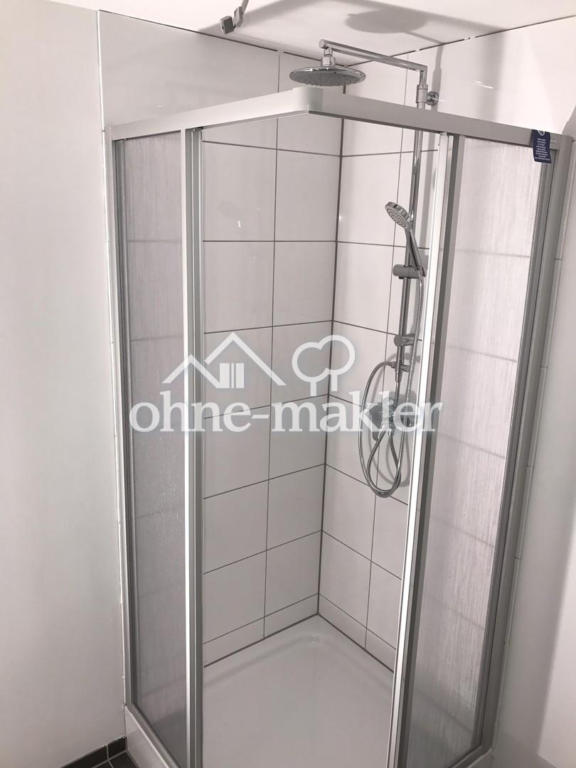 Bad mit Dusche und Badewanne