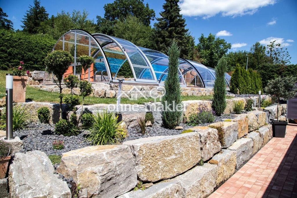 überdachter pool 10 x 4 m