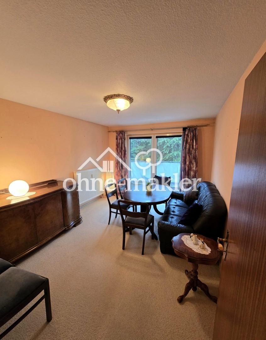 Wohnzimmer mit Balkonzugang