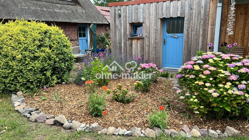 ..mit seinem gepflegtem Garten