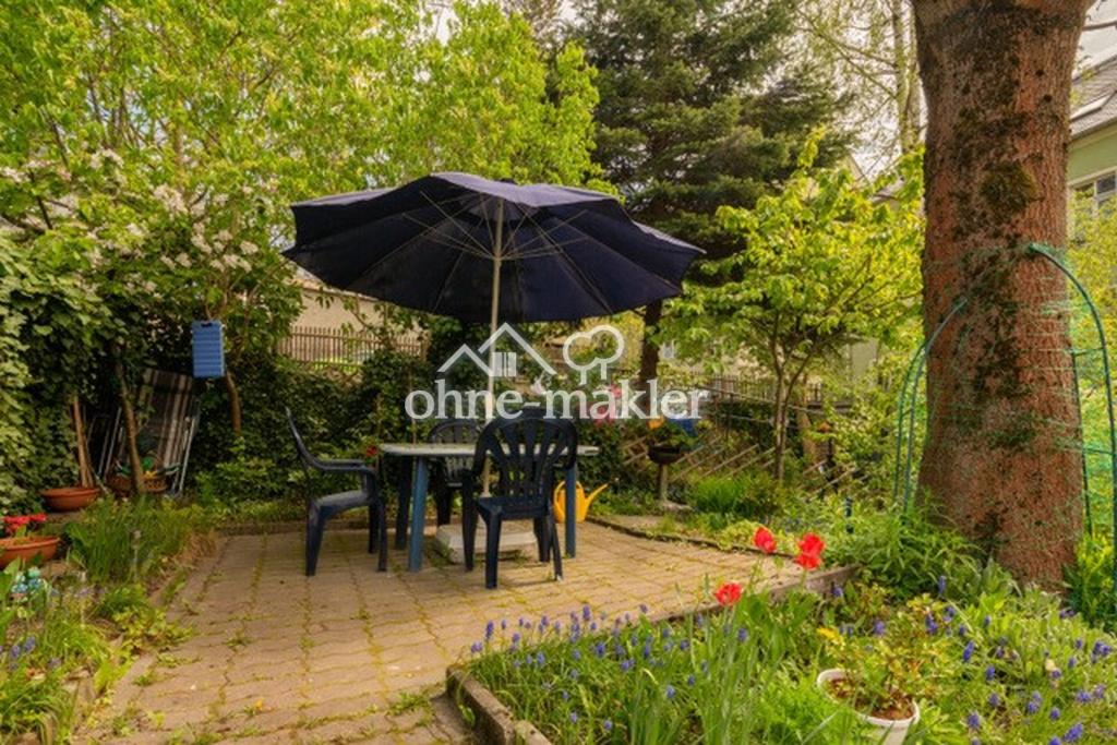 Garten mit Sitzgelegenheit