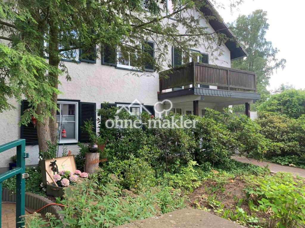 Vorgarten mit Balkon