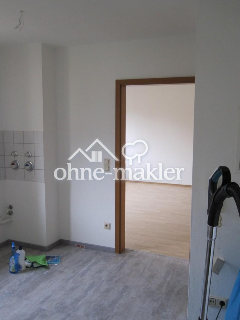 Küche mit Blick ins Wohnzimmer
