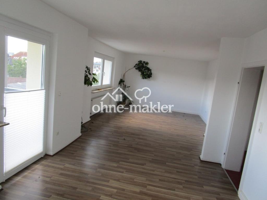 Wohnzimmer mit Süd-Balkon