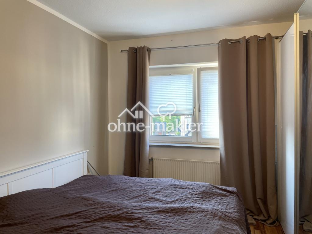 Schlafzimmer mit gr. Schrank