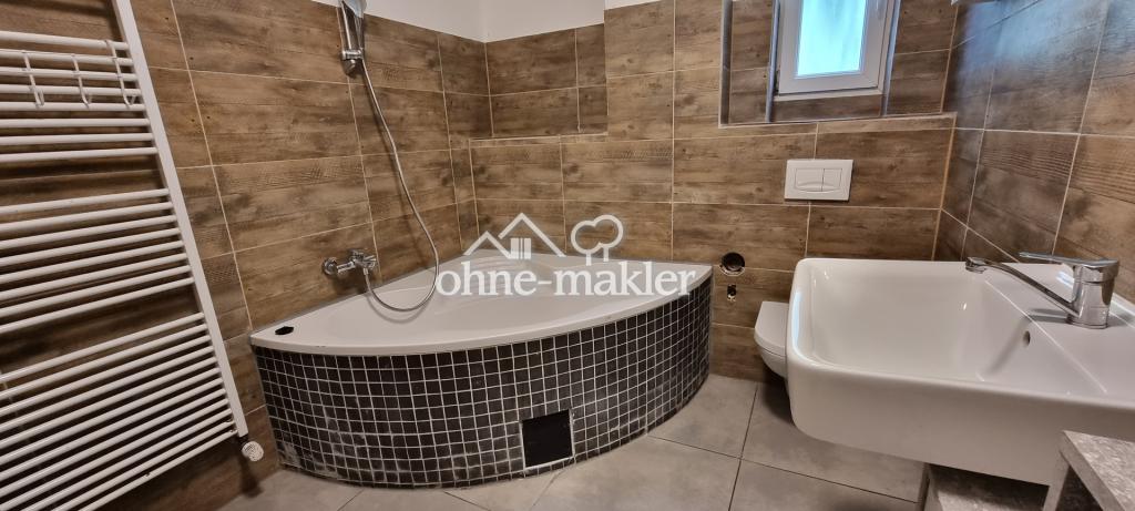 Schönes großes Badezimmer 