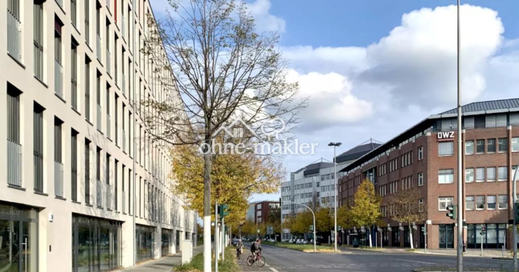 Gebäudefassade und Umgebung