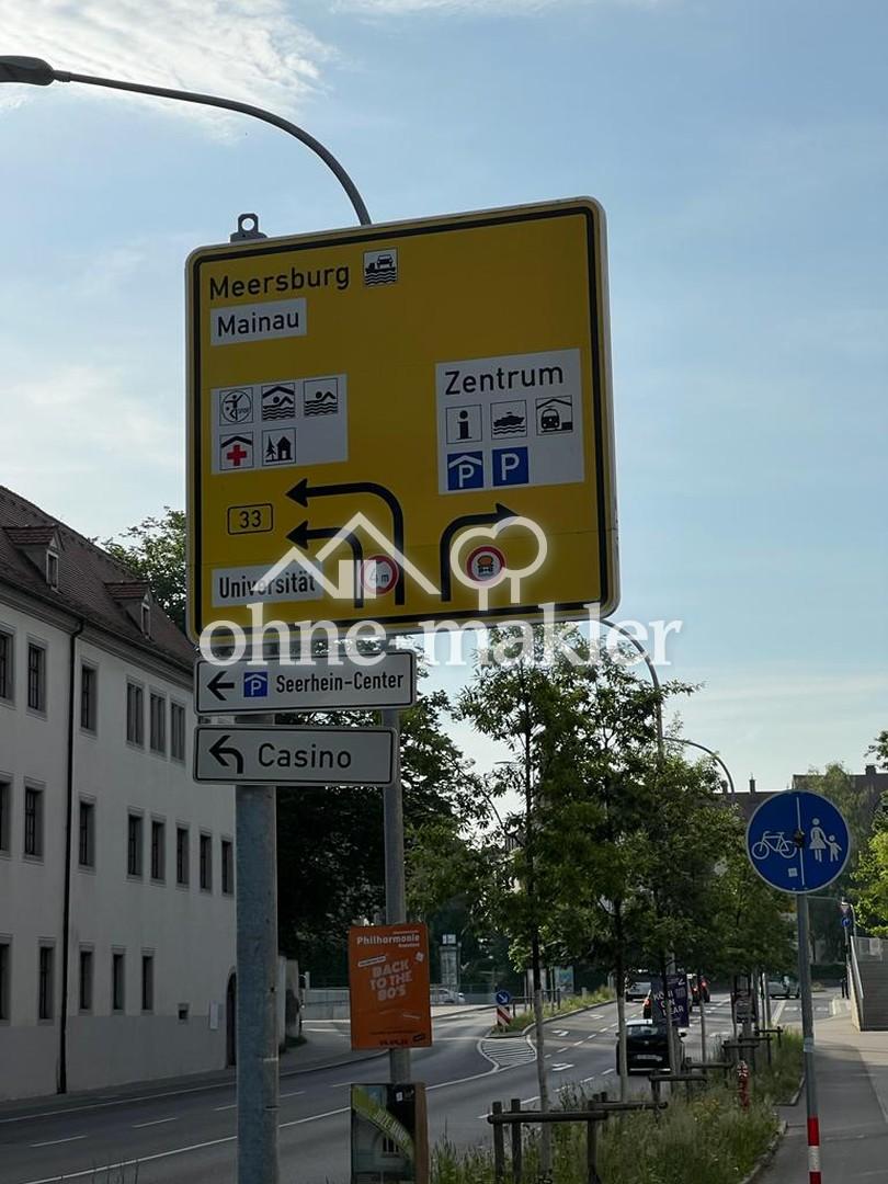 Richtungsweisendes Schild 