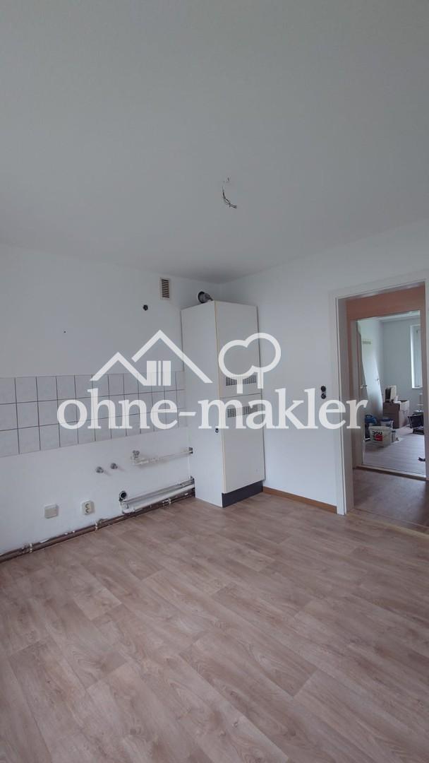 ohne Prov.: 3-Raum-Wohnung, große Küche, Bad mit Fenster, Wanne+Dusche, schön saniert+renoviert - Photo 2