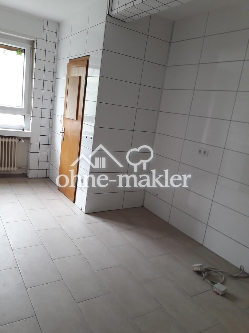 Küche mit Abstellkammer