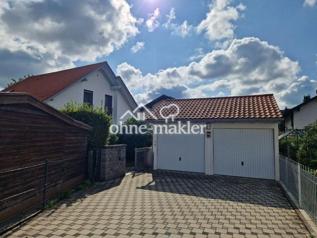 Einfahrt mit Doppelgarage