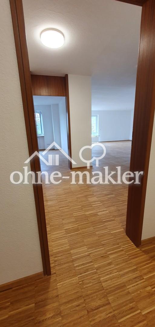 Diele mit Blick ins Wohnzimmer