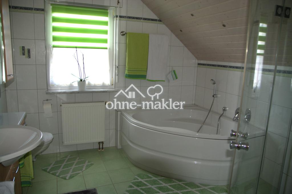 Bad mit Wanne und Dusche