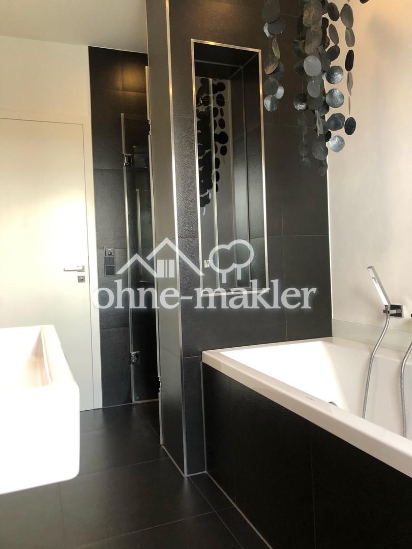Bad mit Dusche + Wanne