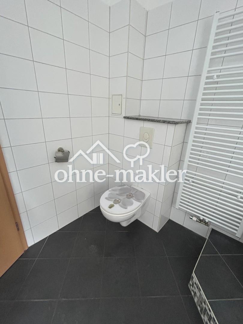 Badezimmer mit WC und Handtuch