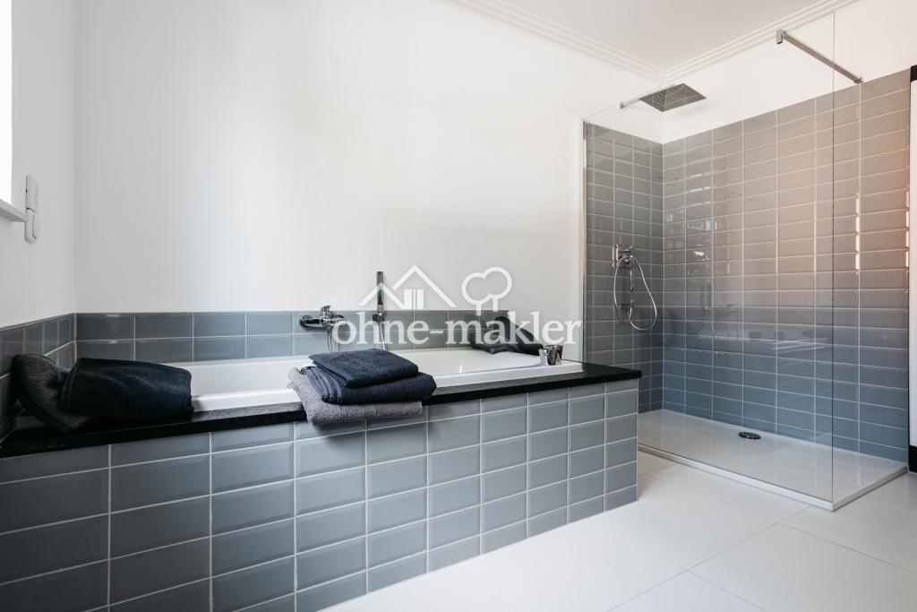 Badewanne und Dusche oben