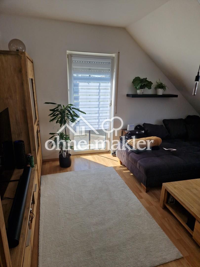 Dachgeschoßwohnung links 3 ZKB mit großem Balkon frei ab 01.10.2026 Blick in die Weinberge - Photo 1